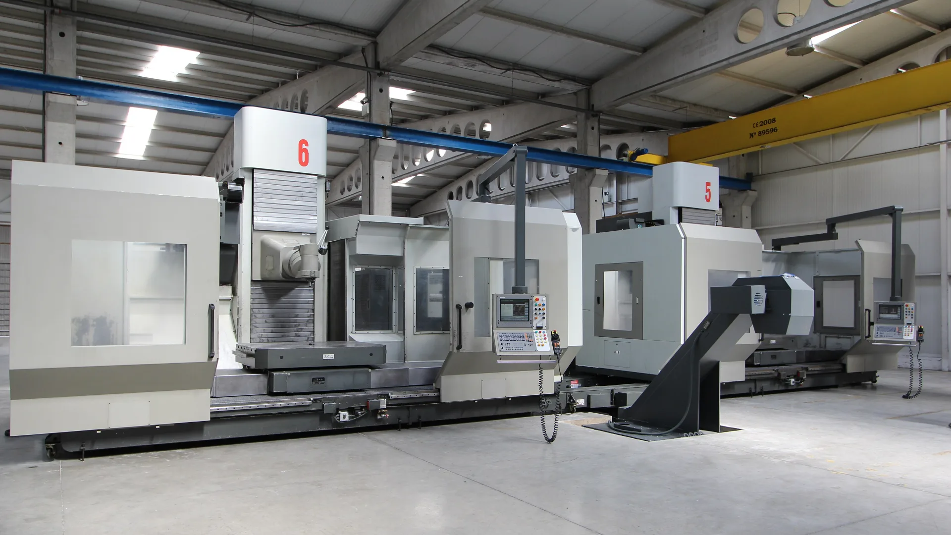 Geniş bir üretim holünde yan yana duran CNC işleme merkezleri